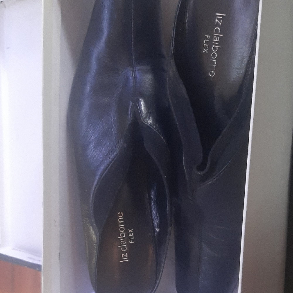 Liz Claiborne Black Flats Sleek and Versatile